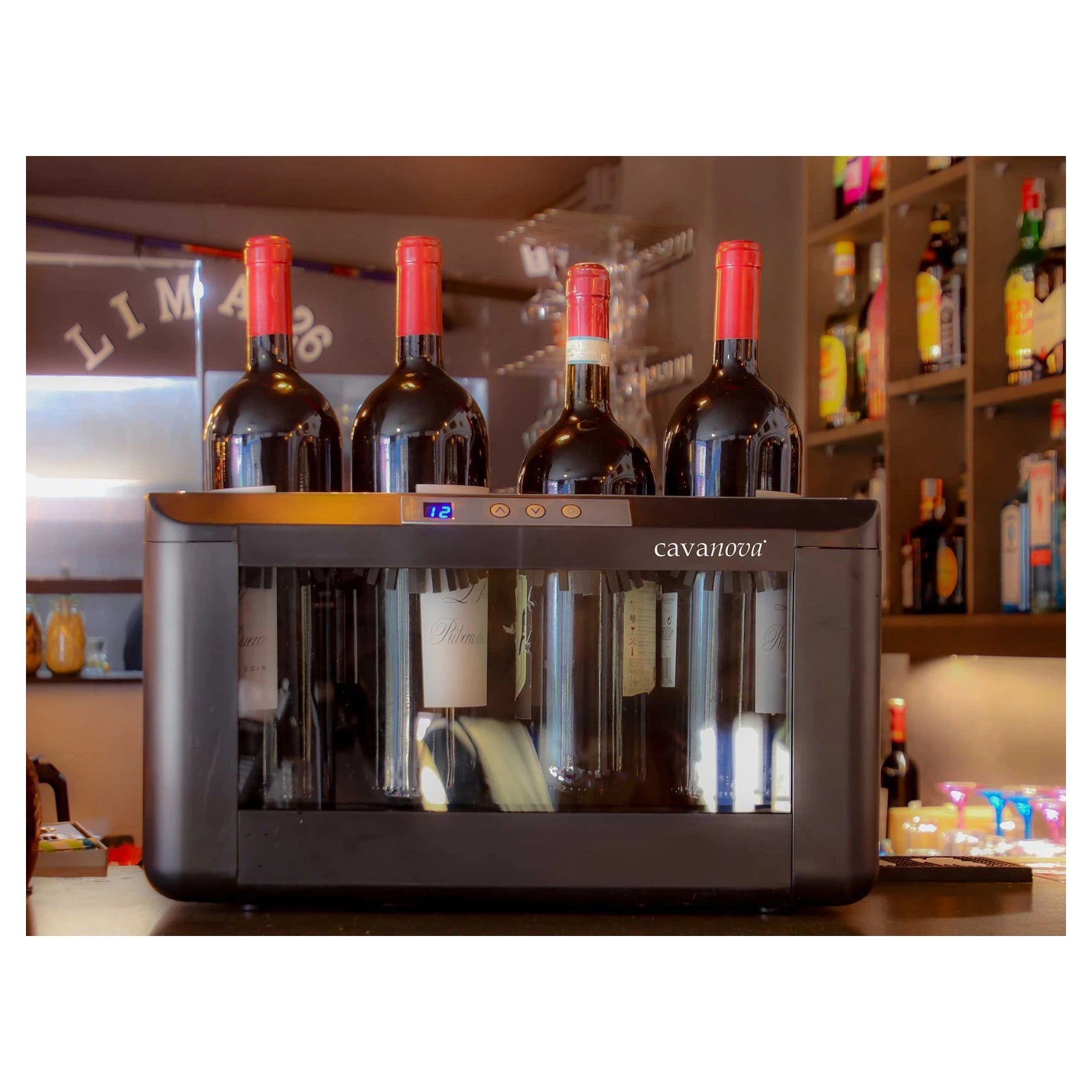 Refrigerador de vinho Cavanova OW004 Magnum horizontal com design preto e inox compacto.