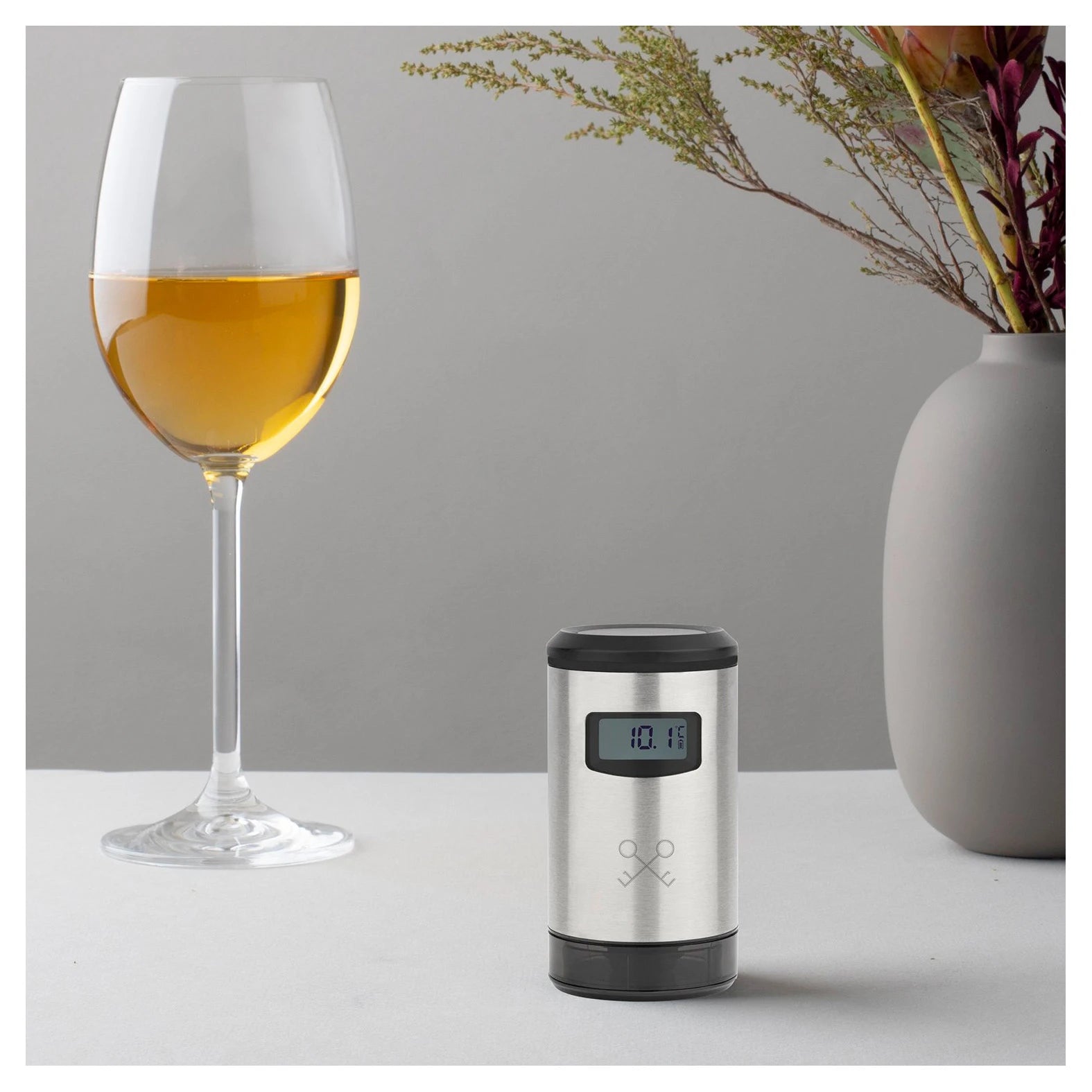Bomba elétrica de vácuo WOM820 em aço inoxidável com ecrã LCD e carregamento USB.