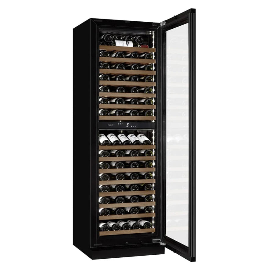 Interior da cave de vinho mQuvée WineCave Infinite 187D com prateleiras de madeira para 109 garrafas.