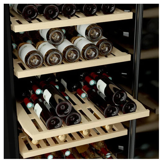 Cave de vinho CAVV140 com filtro de carvão ativo e sistema antivibração.
