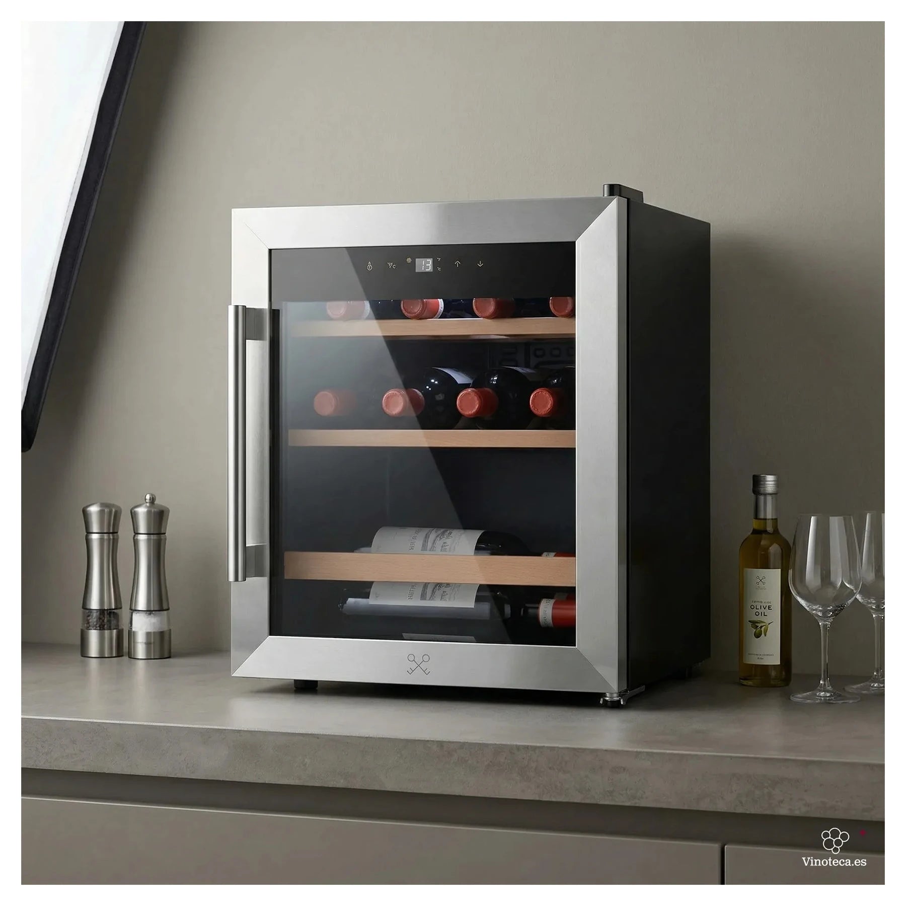 Cave de vinho Les Petits Champs CAVC15 com compressor silencioso e temperatura de 4 a 18 ºC.