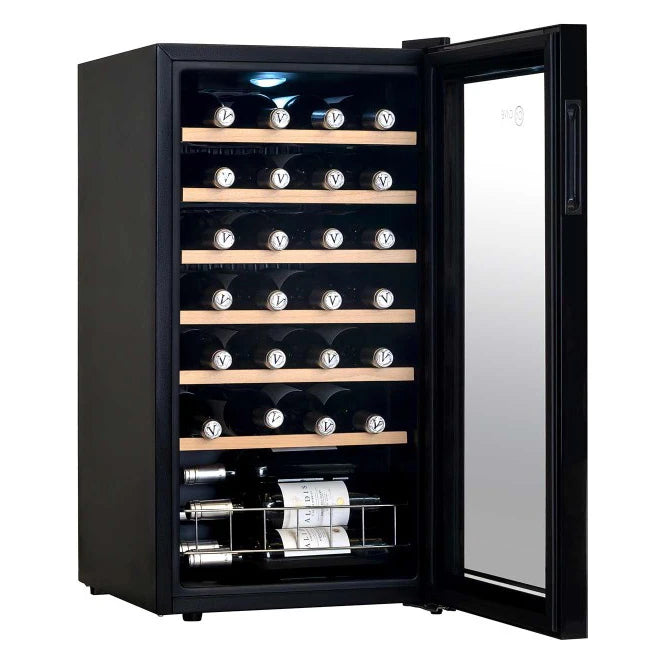 Interior da cave de vinho Cave Vinum CV-28-CWS com iluminação LED e capacidade para 28 garrafas.