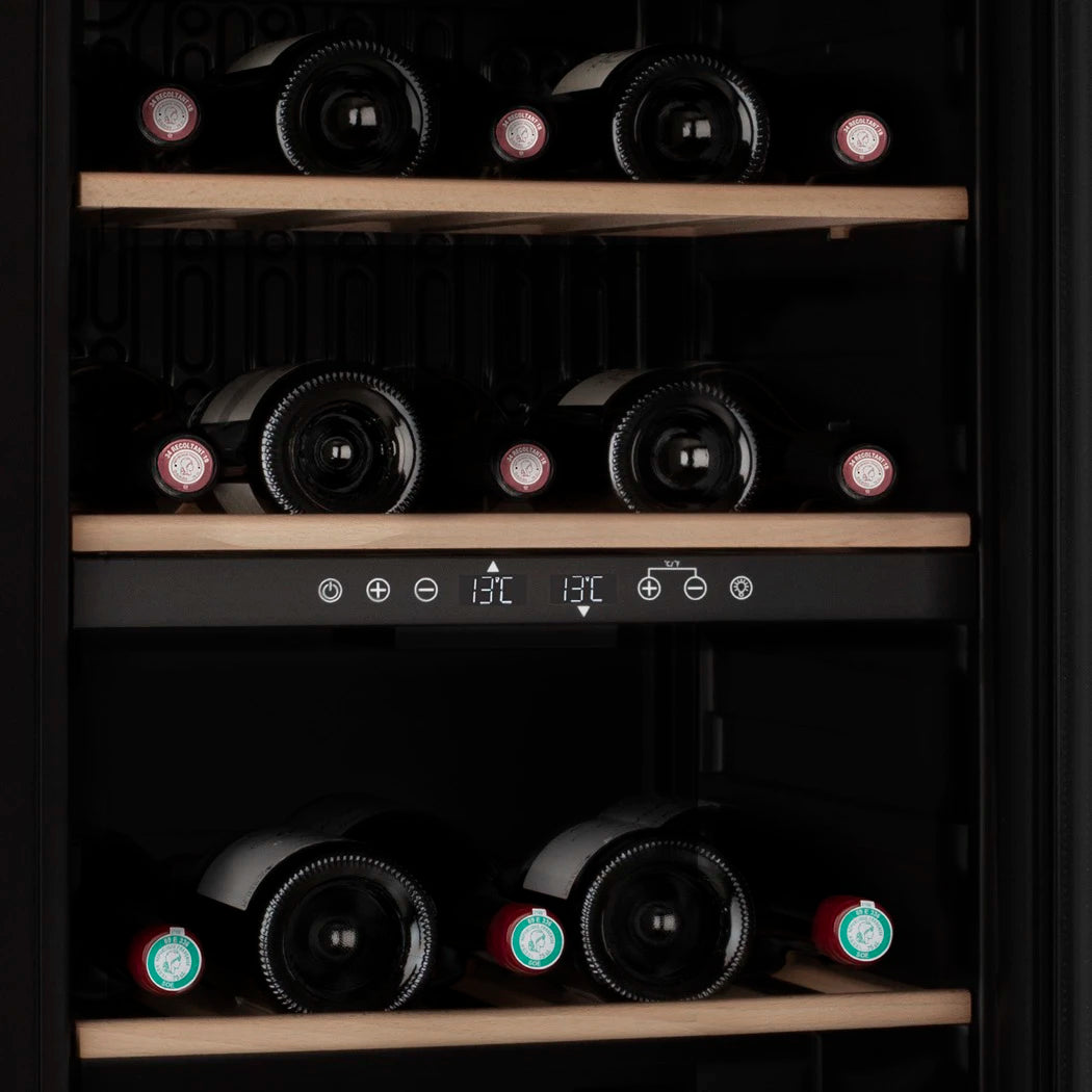 Detalhe da cave de vinho Les Petits Champs CAVCDB32 com controlo digital de temperatura.