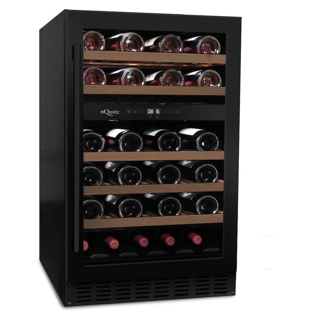 Interior da cave de vinho mQuvée WineCave 700 50D Anthracite Black com prateleiras de madeira.