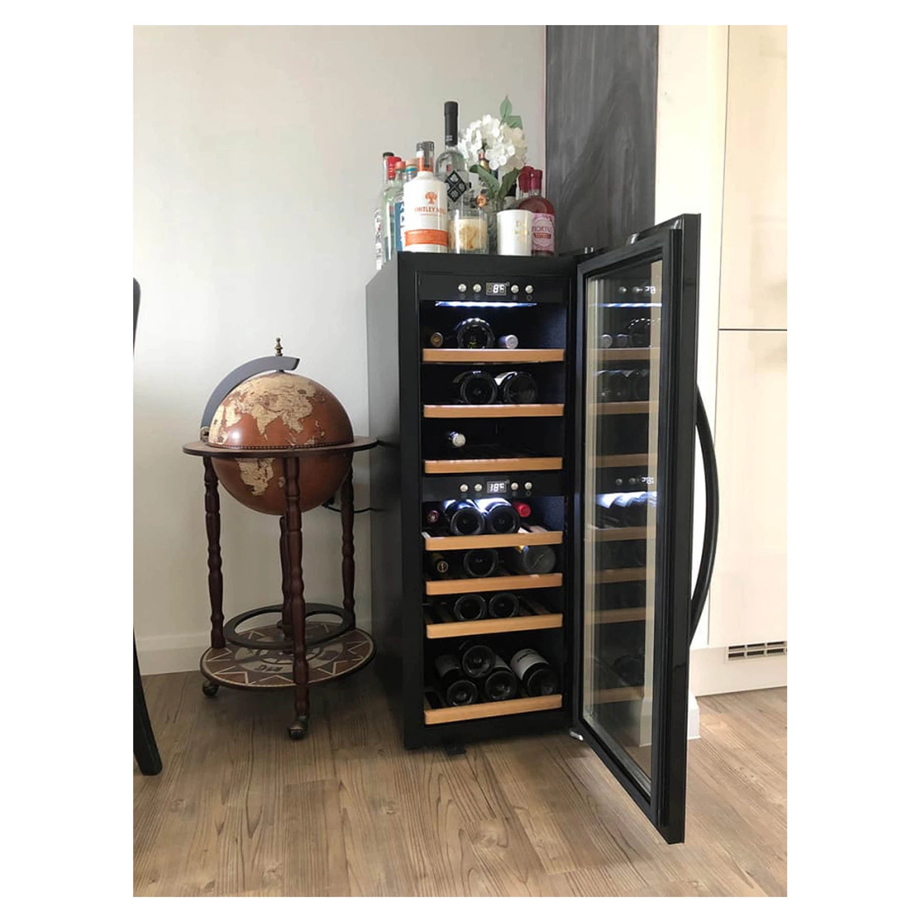 Interior da cave de vinho mQuvée WineExpert 38 Fullglass Black com garrafas armazenadas.