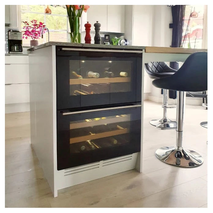 Cave de vinho mQuvée WineCave 60DD Fullglass Black com duas portas de vidro preto.
