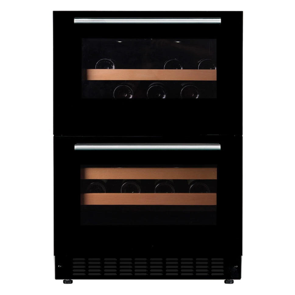 Interior da cave de vinho mQuvée WineCave 60DD Fullglass Black com prateleiras de madeira.