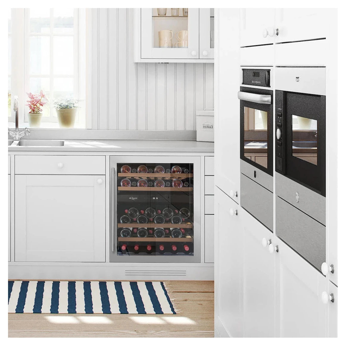 Cave de vinho mQuvée WineCave 700 60D Stainless com porta em aço inoxidável.