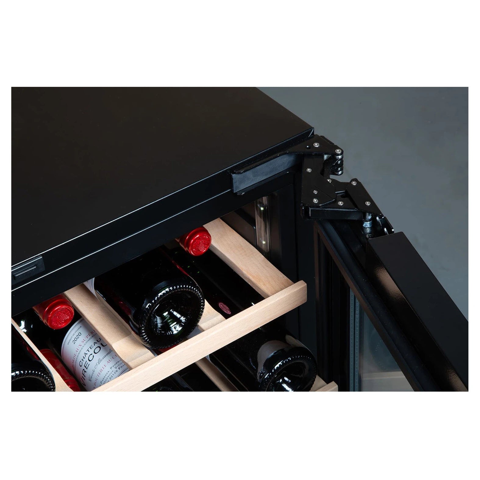 Instalação da cave de vinho Vinobox V45 Deco panel ready integrada no mobiliário.