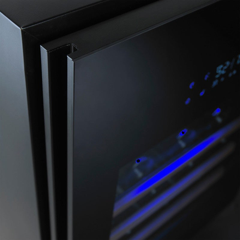 Detalhe da cave de vinho Cave Vinum CV-46-BL PREMIUM com acabamento preto, porta de vidro e prateleiras extraíveis.