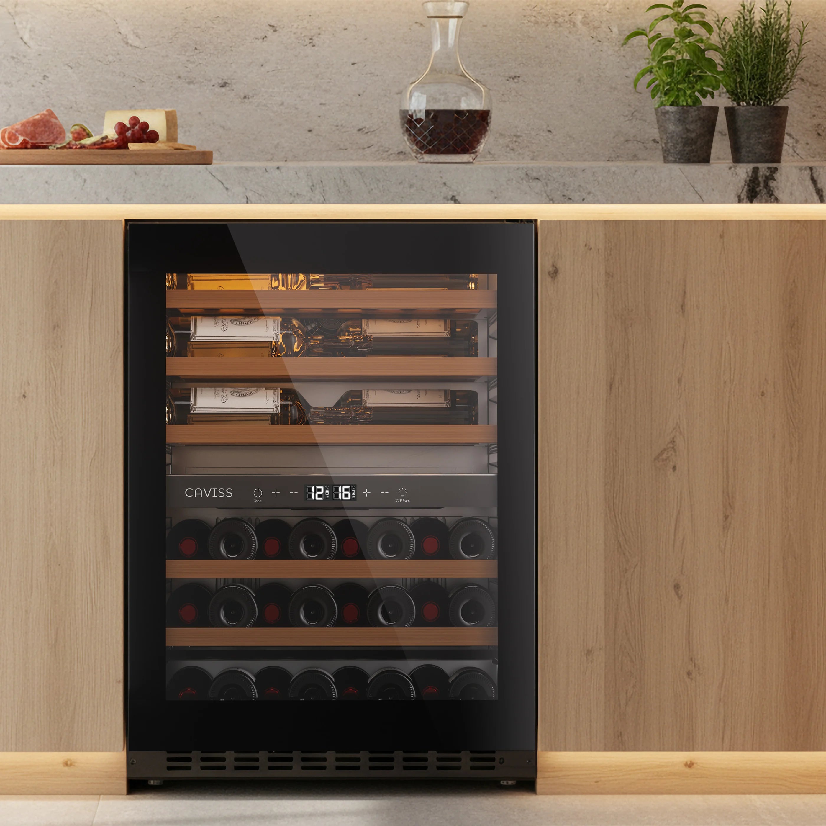 Cave de vinho Caviss CT2SP46H82N60 encastrada sob a bancada de uma cozinha em madeira
