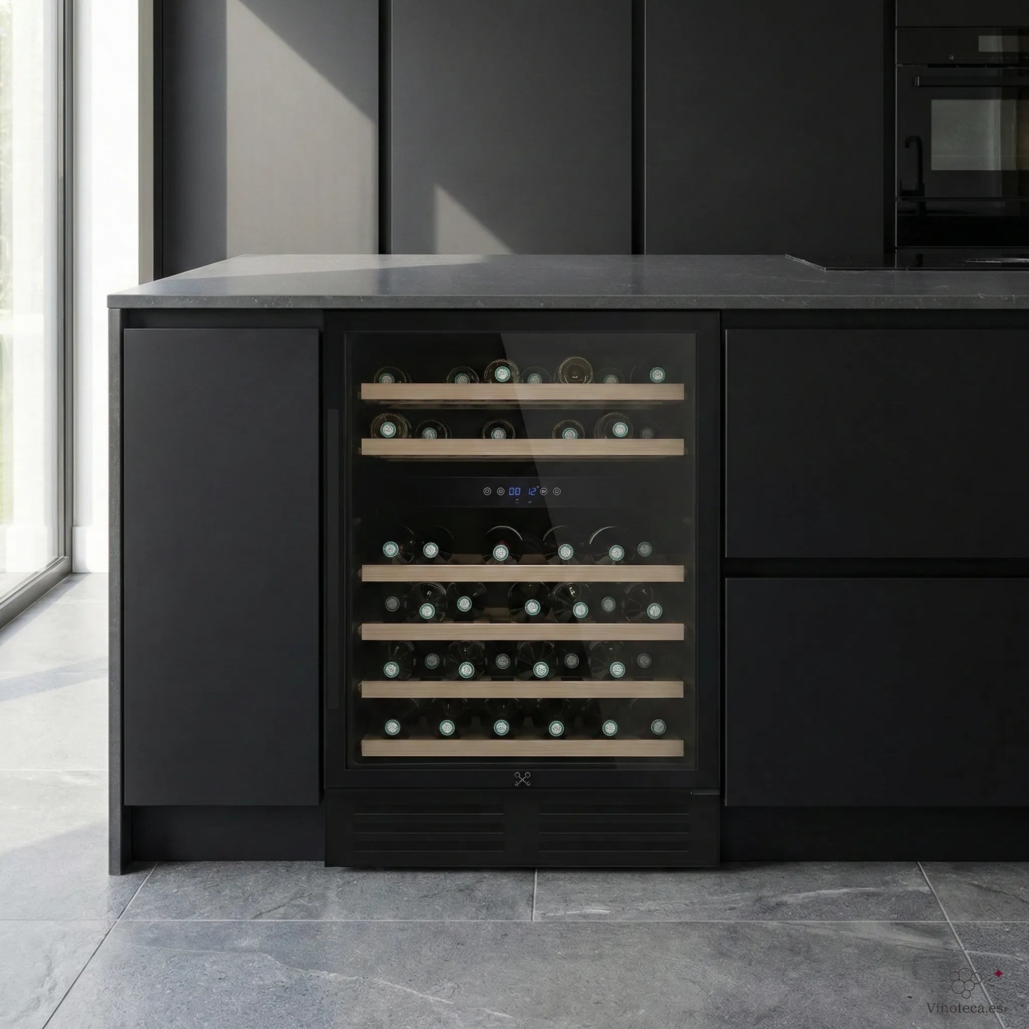 Cave de vinho CAVCEDB46 em ambiente de cozinha com porta de vidro anti-UV e design encastrável.