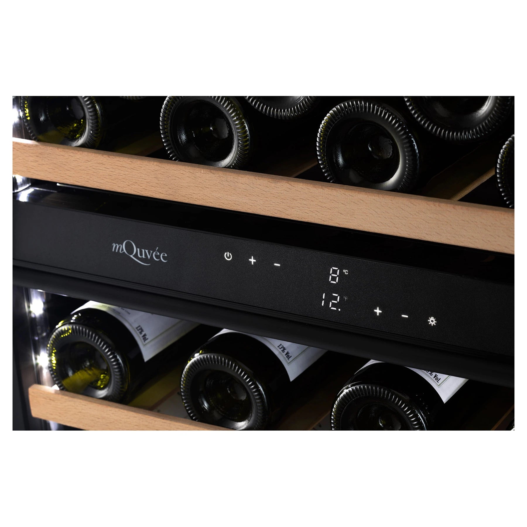 Detalhe da cave de vinho mQuvée WineCave 800 60D Fullglass Black com display e iluminação LED.