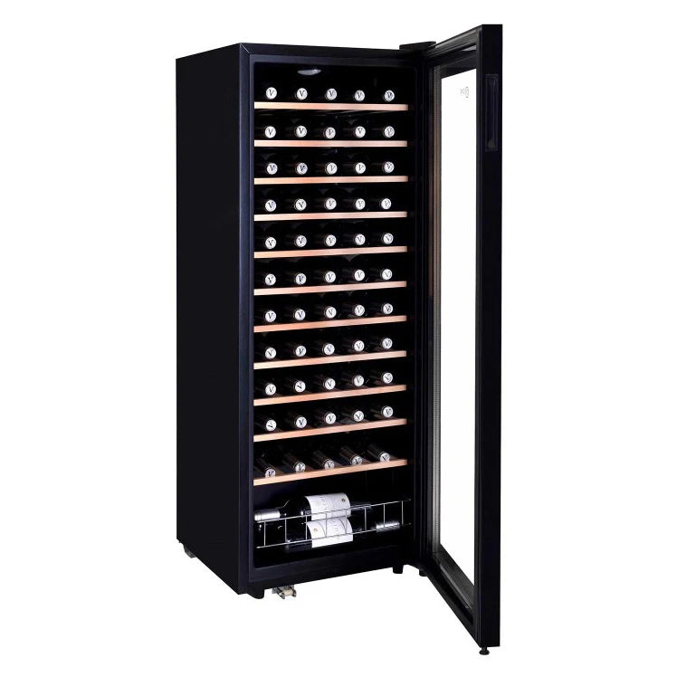Cave de vinho Cave Vinum CV-60 WS com porta aberta, iluminação LED interior e garrafas colocadas em prateleiras.