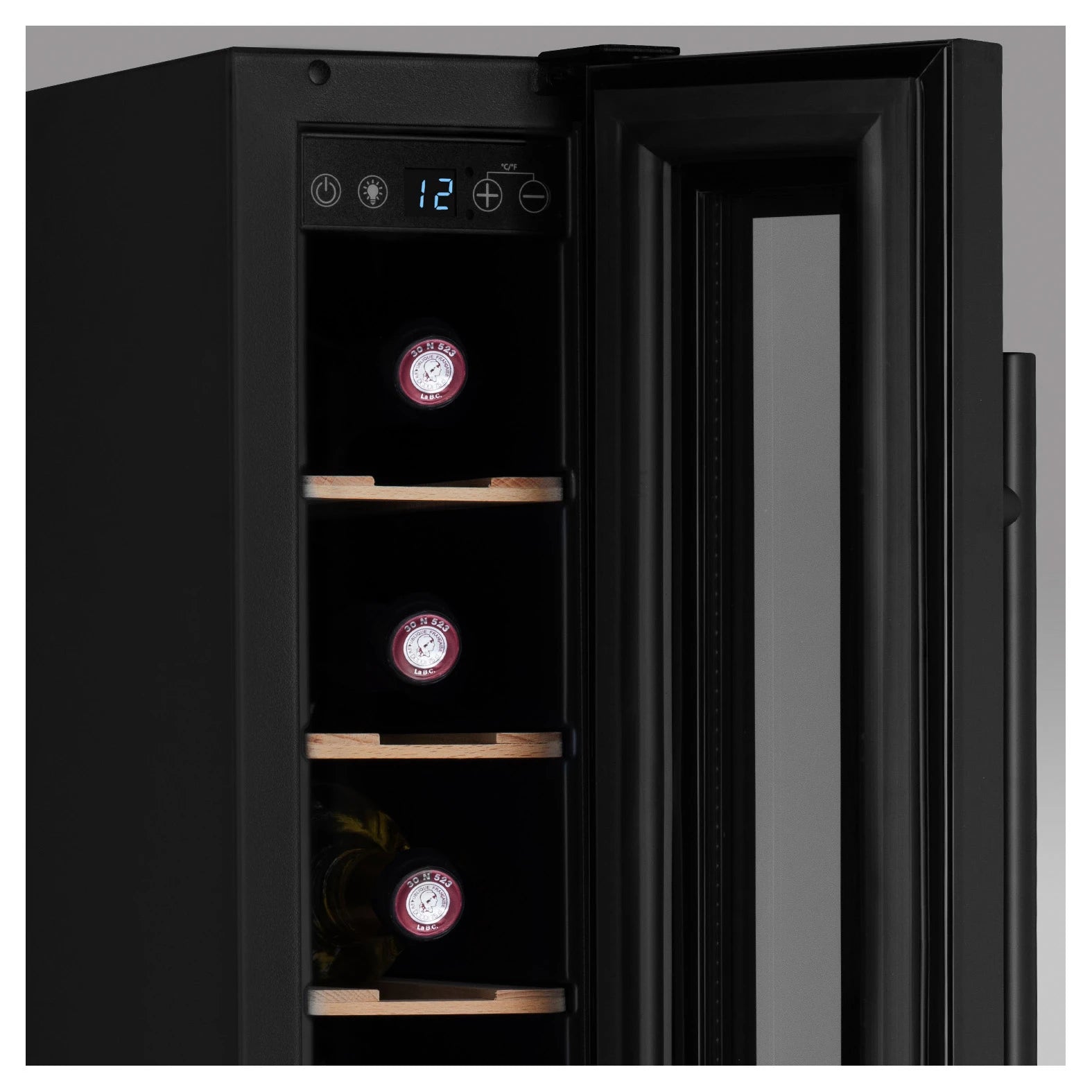 Cave de vinho CAVSEB7 Black com controlo digital e refrigeração por compressor.