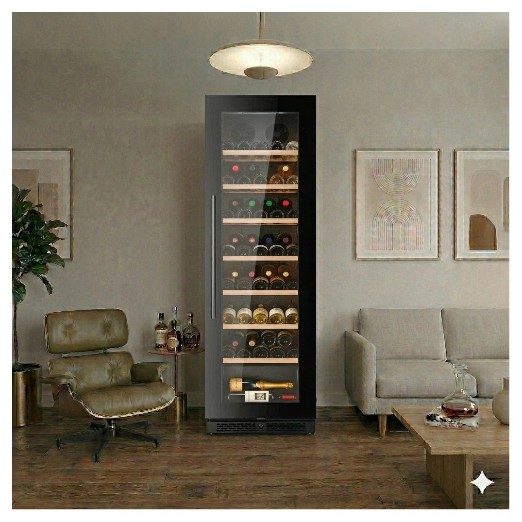 Cave de vinho ClimaVin Noir122 instalada numa sala de estar junto a um cadeirão e a um sofá