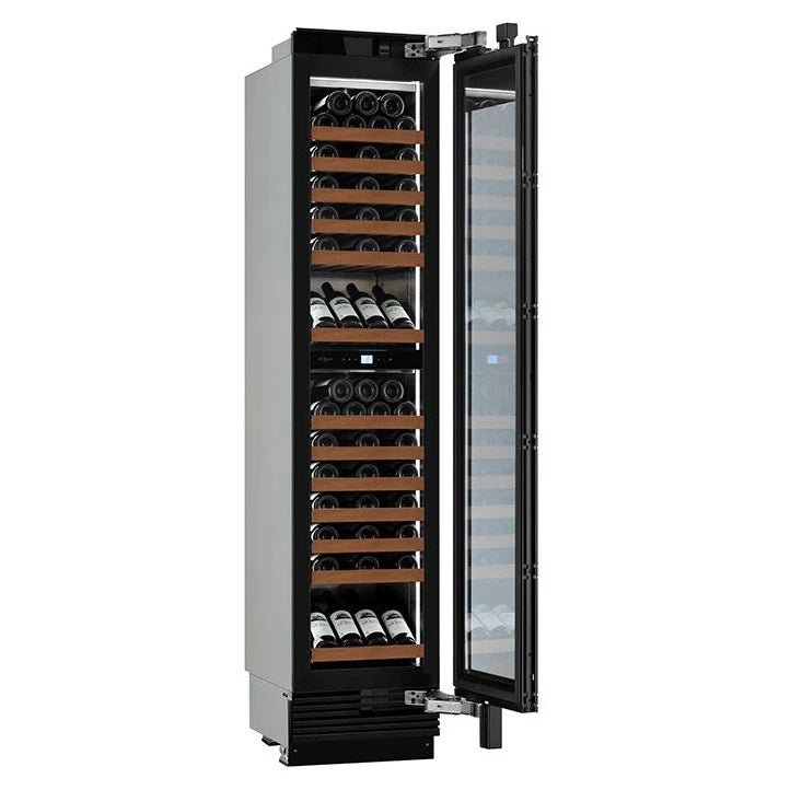 Interior da cave de vinho mQuvée EDGE 45D Panel Ready com prateleiras de madeira removíveis.