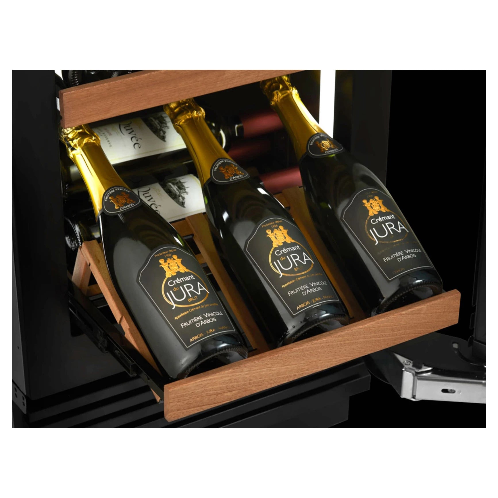 Cave de vinho mQuvée EDGE 45D Panel Ready com iluminação LED e display eletrônico.