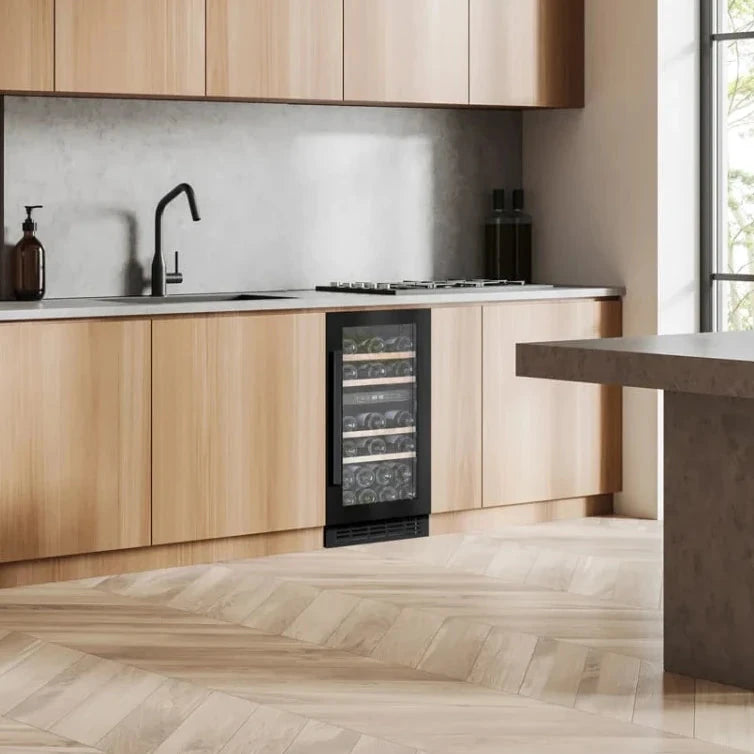 Cave de vinho para 28 garrafas Cavin Arctic Collection 40D Fullglass Black integrado numa cozinha contemporânea