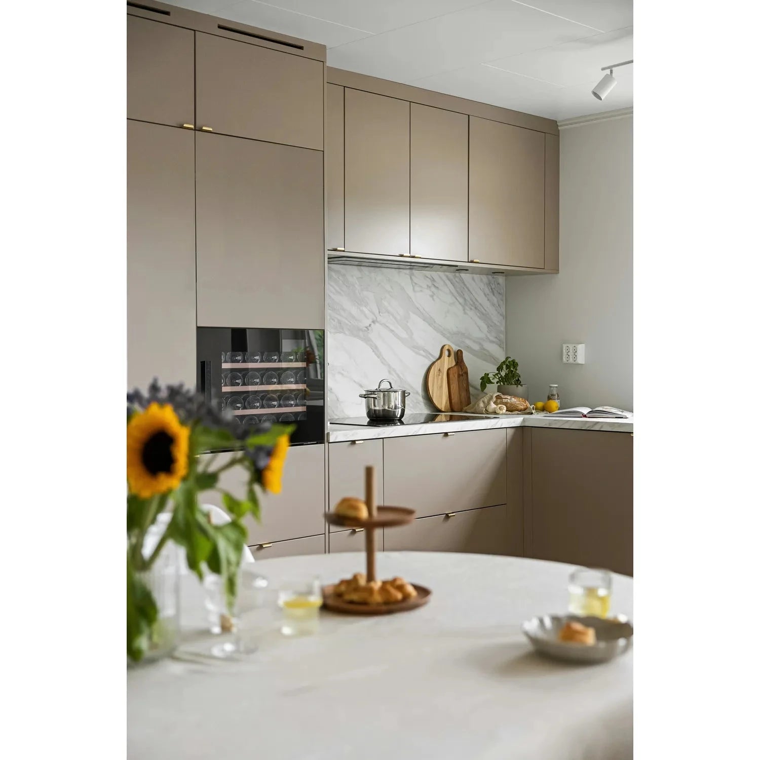Cave de vinho Cavin Scandinavian Collection 45 Fullglass Black integrada numa cozinha moderna
