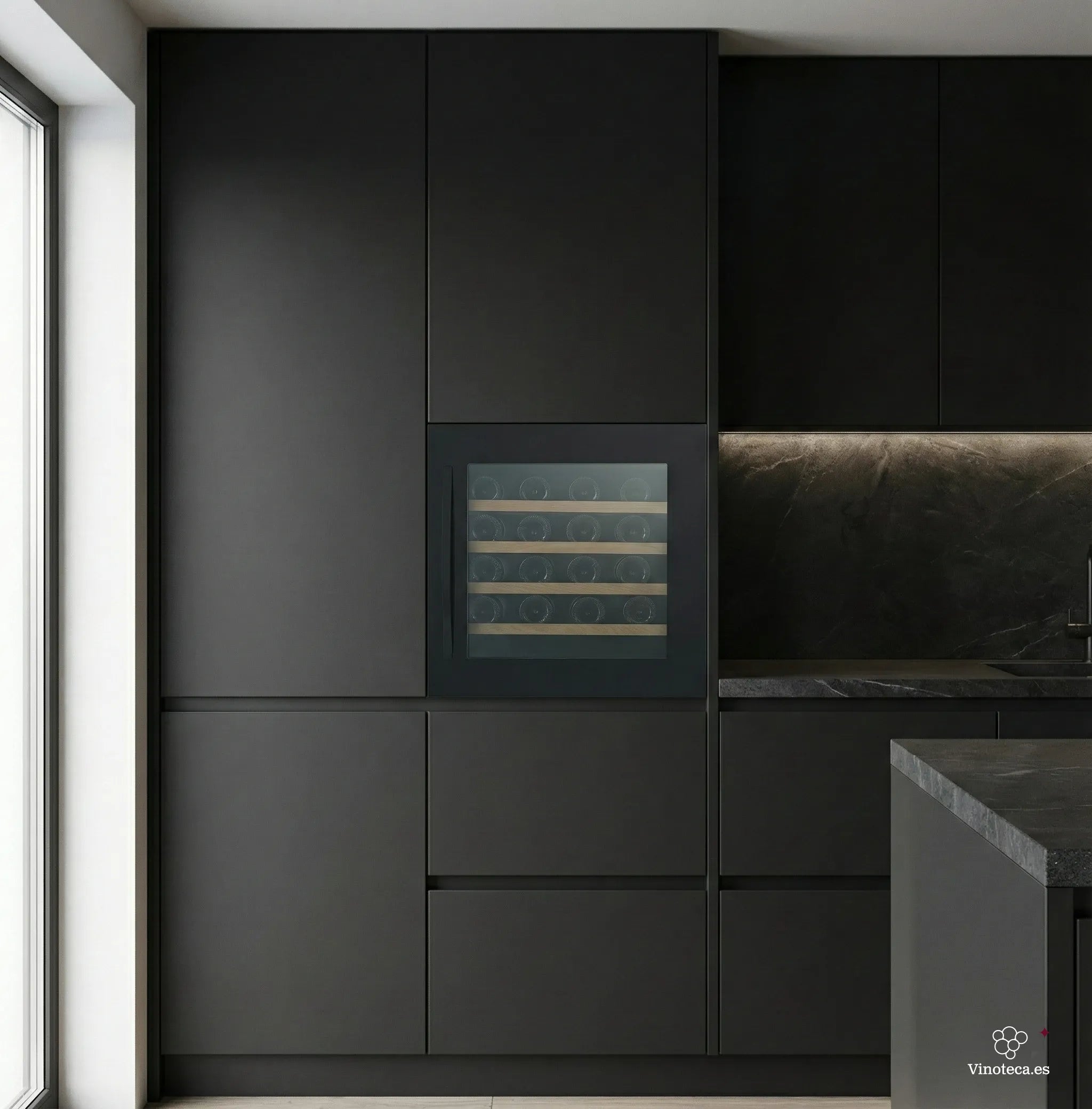 Cave de vinho Caviss SLEN132TBE4 em cozinha moderna com porta de vidro duplo anti-UV.