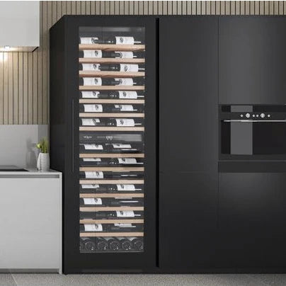 Cave de vinho mQuvée WineCave 187 Label View encastrável em cozinha com acabamento antracite.