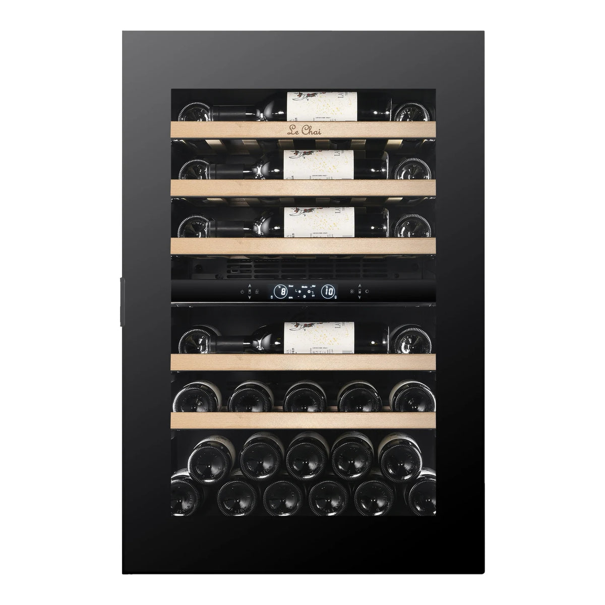 Cave de vinho Le Chai LT2BI44H88A de 44 garrafas, vista frontal com a porta fechada, cheia de garrafas, com as prateleiras de madeira sem frontal Black Inox.