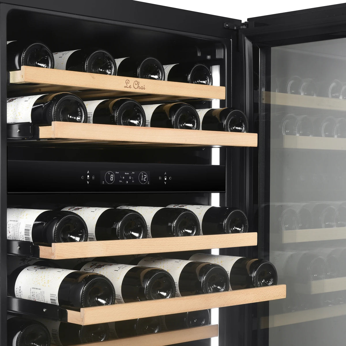 Cave de vinho Le Chai LT2BI44H88A de 44 garrafas, pormenor das prateleiras de madeira puxadas, sem frontal Black Inox, com garrafas.