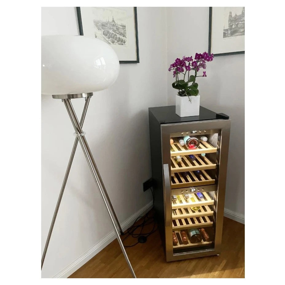 Cave de vinho mQuvée WineExpert 38 Stainless com porta em aço inoxidável.