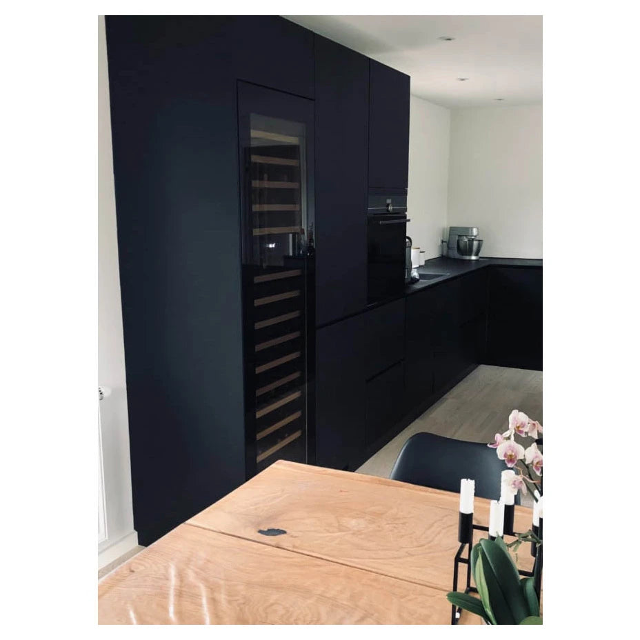 Cave de vinho mQuvée WineKeeper 112D Fullglass Black com sistema push pull e porta preta.