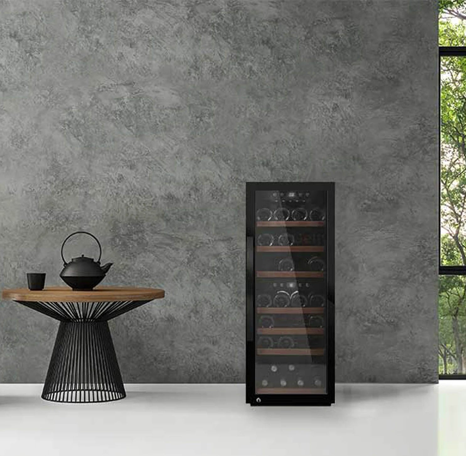 Cave de vinho mQuvée WineExpert 38 Fullglass Black em ambiente doméstico com porta preta.