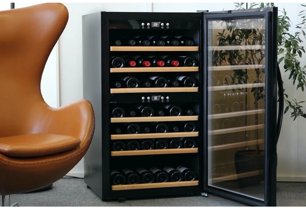 Cave de vinho mQuvée WineExpert 66 Fullglass Black em ambiente doméstico com porta preta.