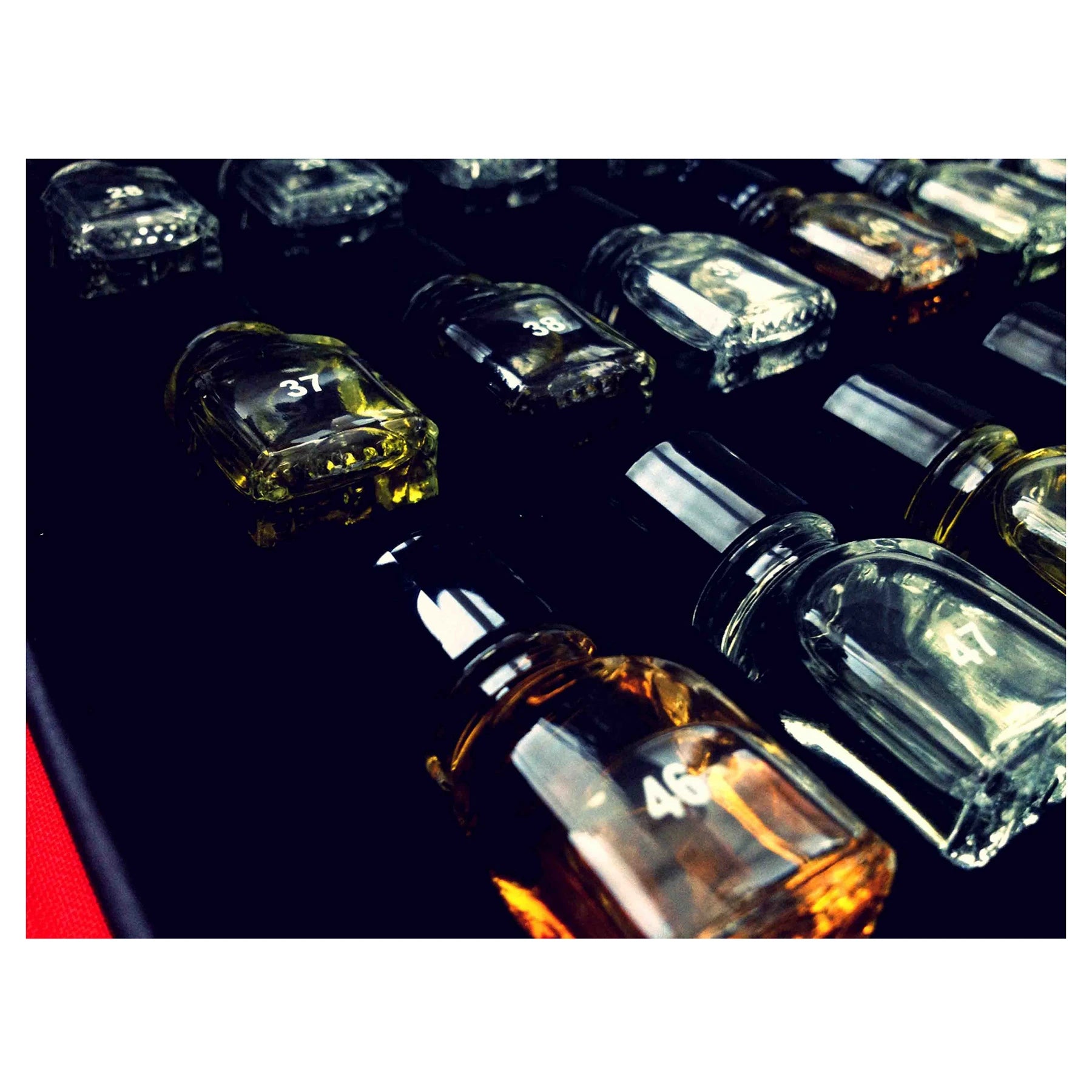 Frascos de aromas Le Nez du Vin para treinar a memória olfativa na degustação de vinhos.