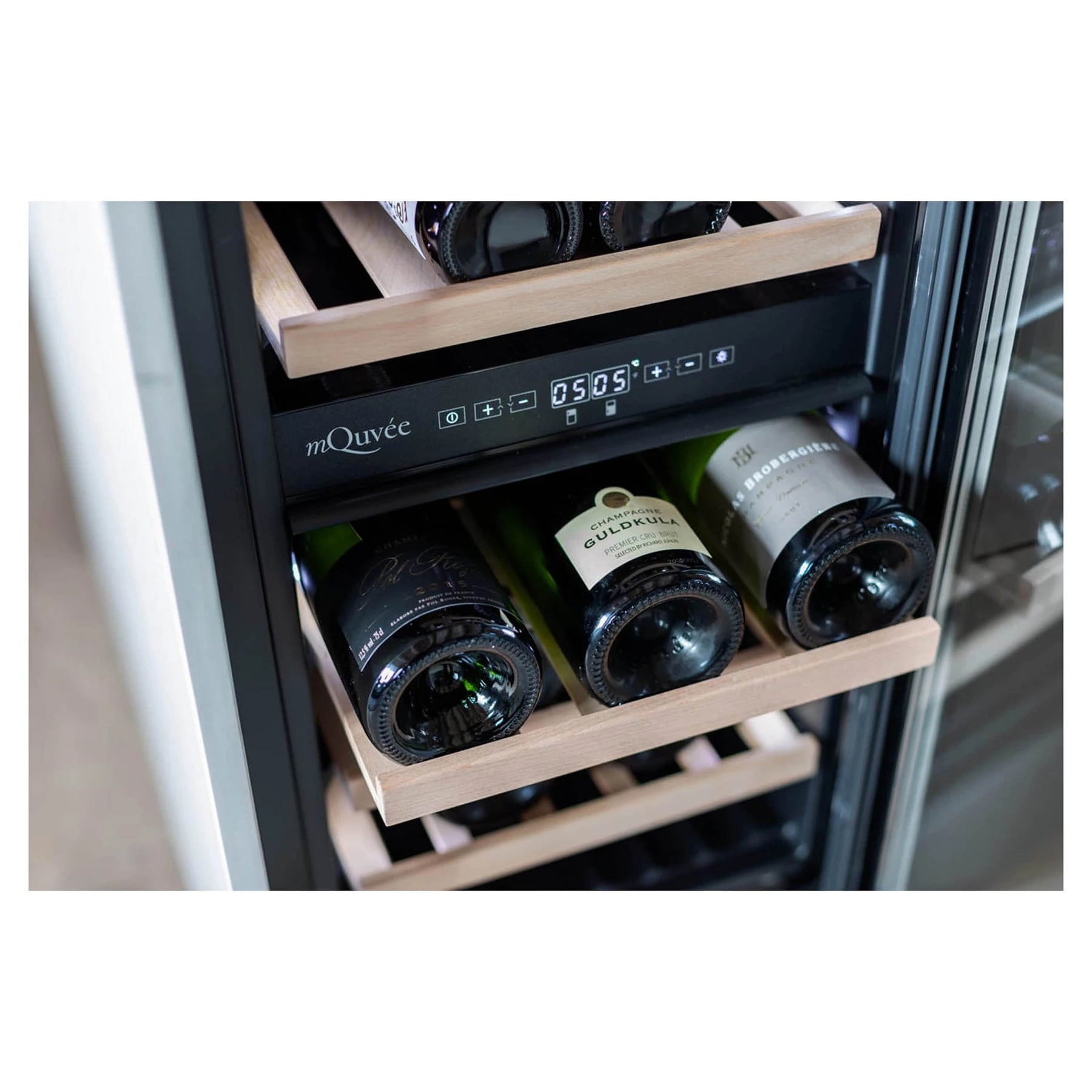 Cave de vinho mQuvée WineCave 700 40D Modern com duas zonas de temperatura.