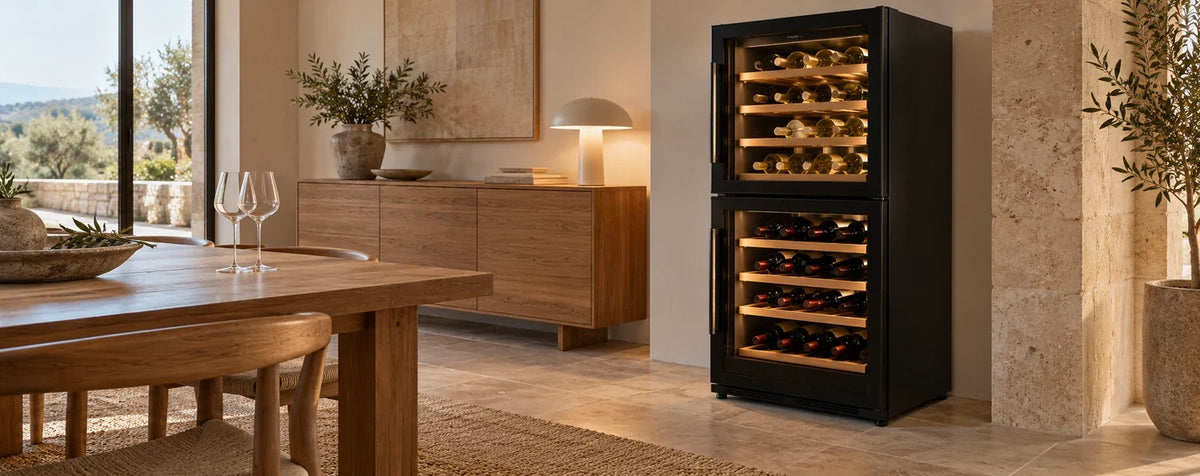 Cave de vinho com dois compartimentos numa sala contemporânea, com garrafas guardadas na horizontal.