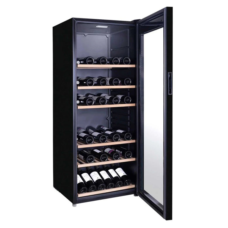 Interior da cave de vinho Cave Vinum CV-100-N com capacidade para 100 garrafas tipo Bordéus.