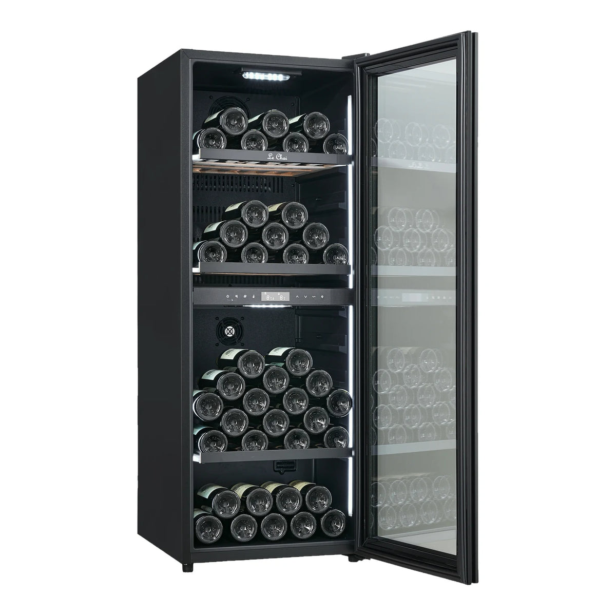 Cave de vinho Le Chai LCT2FS100 de 100 garrafas, vista de três quartos com a porta aberta, cheia de garrafas e com a iluminação acesa.