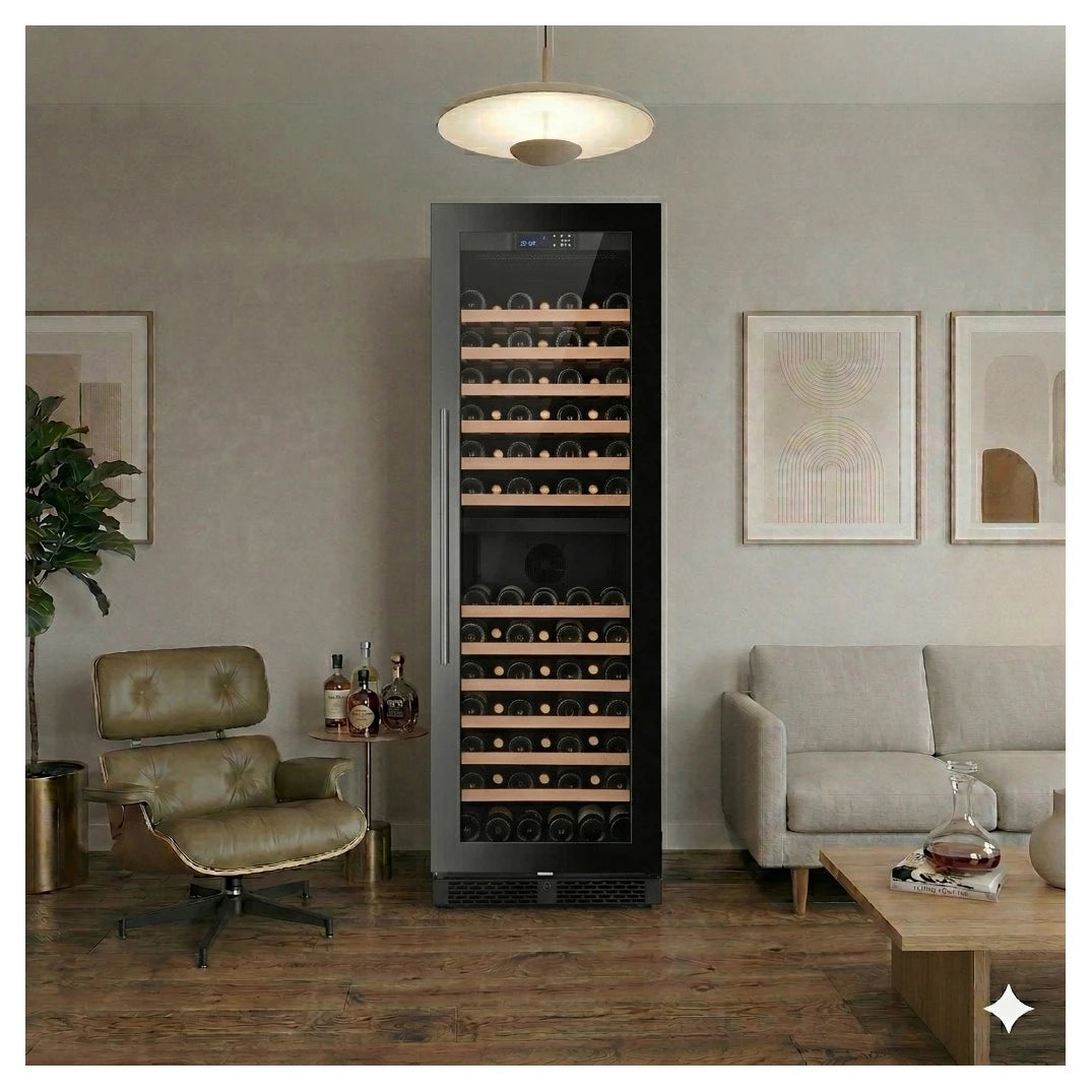 Cave de vinho ClimaVin Noir169 instalada numa sala de estar junto a um cadeirão e a um sofá