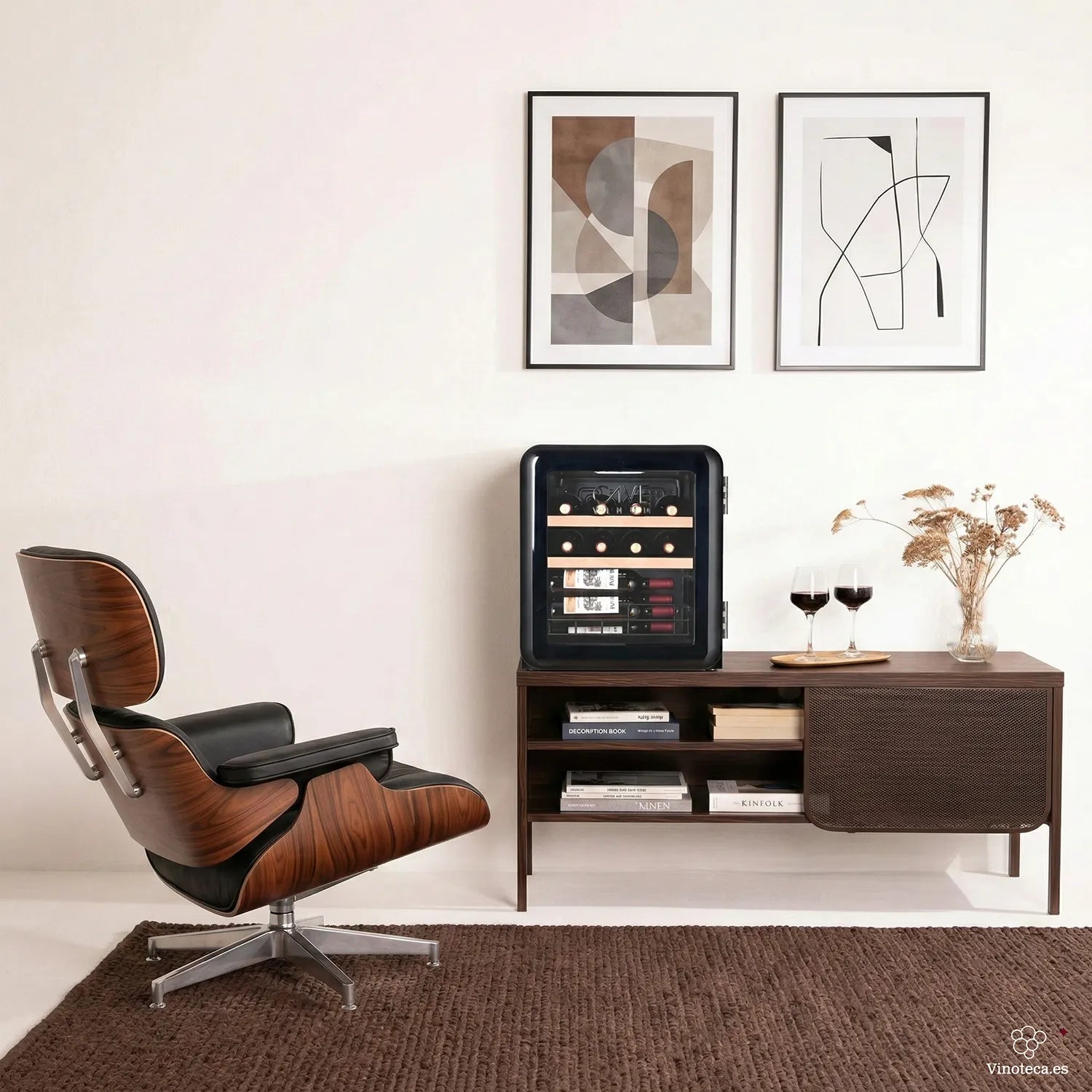 Cave de vinho Cave Vinum CV-15-R em ambiente moderno, sobre móvel de madeira, com copos de vinho e decoração minimalista.