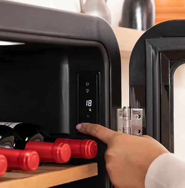 Painel digital da cave de vinho Cave Vinum CV-15-R para ajustar a temperatura entre 4 e 22 °C.