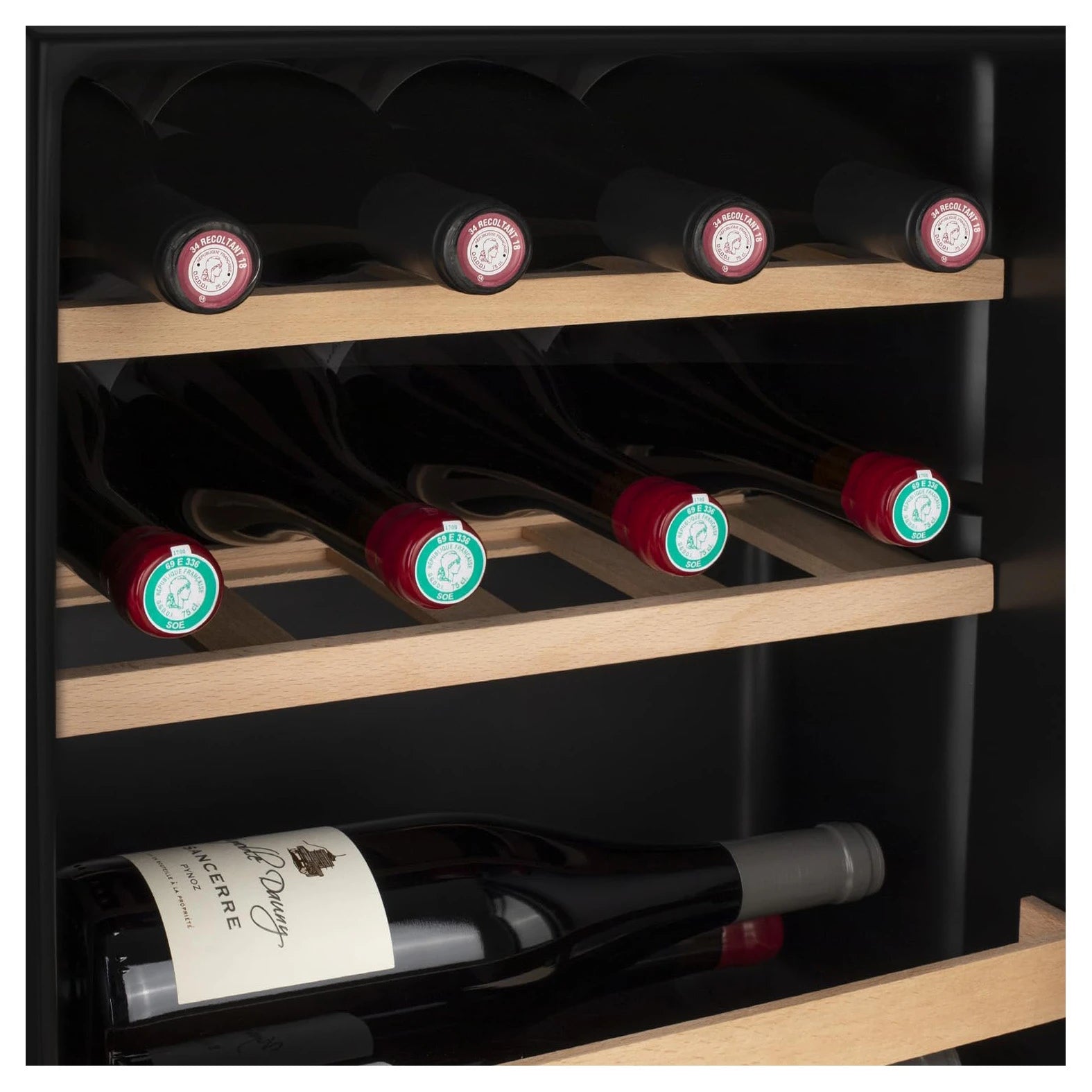 Cave de vinho CAVCB15 com compressor, sistema antivibração e temperatura de 4 a 18 ºC.