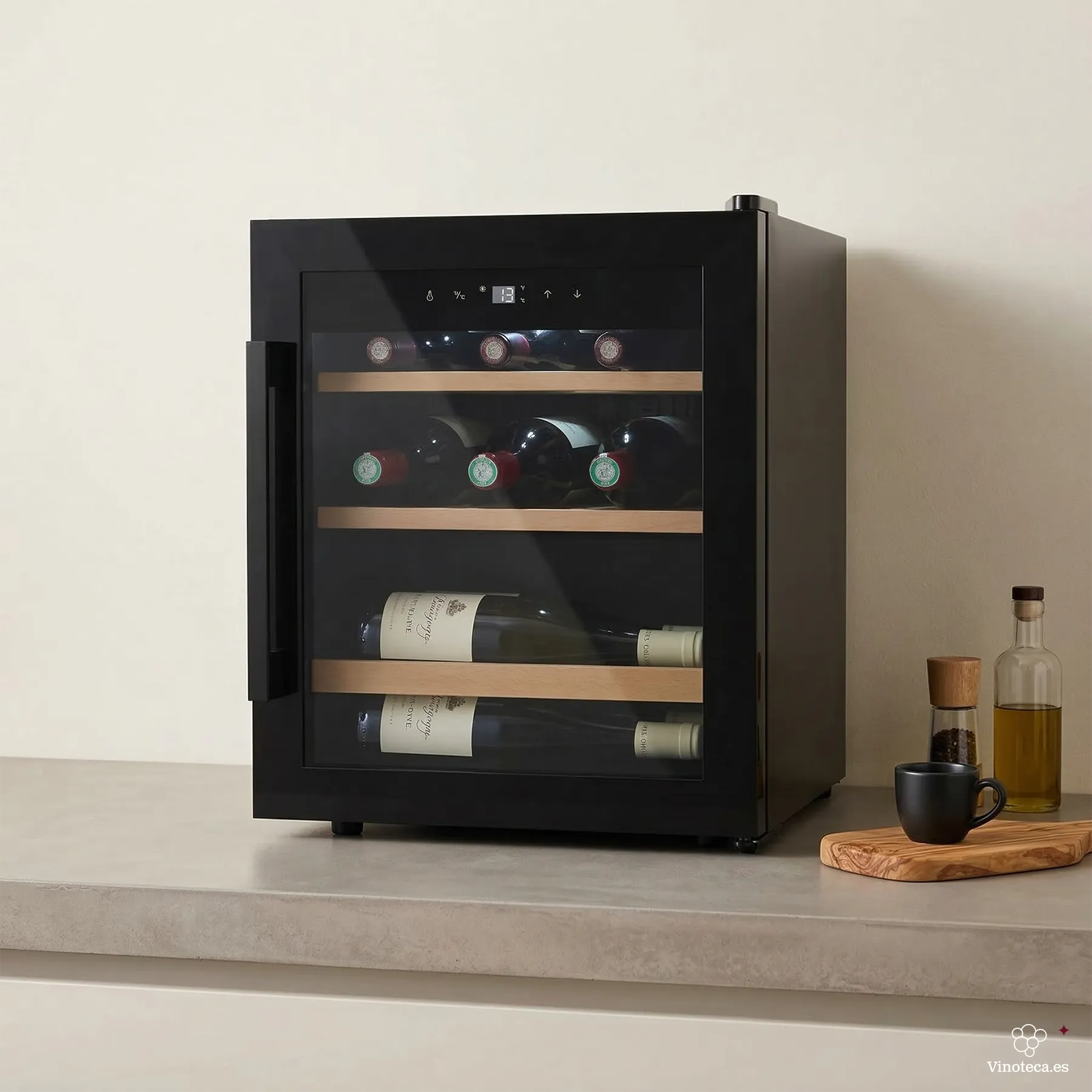 Cave de vinho Les Petits Champs CAVCB15 em ambiente de cozinha com porta de vidro.