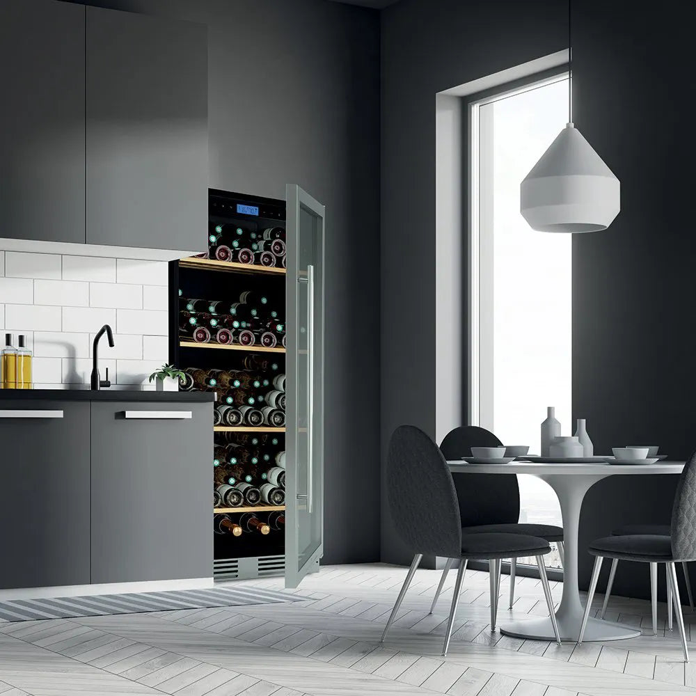Cave de vinho Les Petits Champs CAVCE160 integrada em cozinha para conservação de grandes coleções.