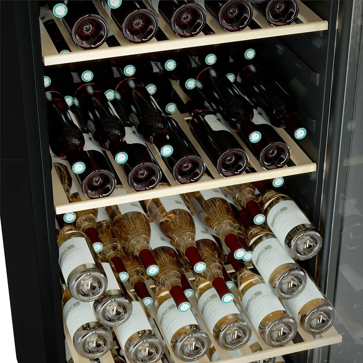 Detalhe da cave de vinho Les Petits Champs CAVCE160 com prateleiras e acabamento interior.