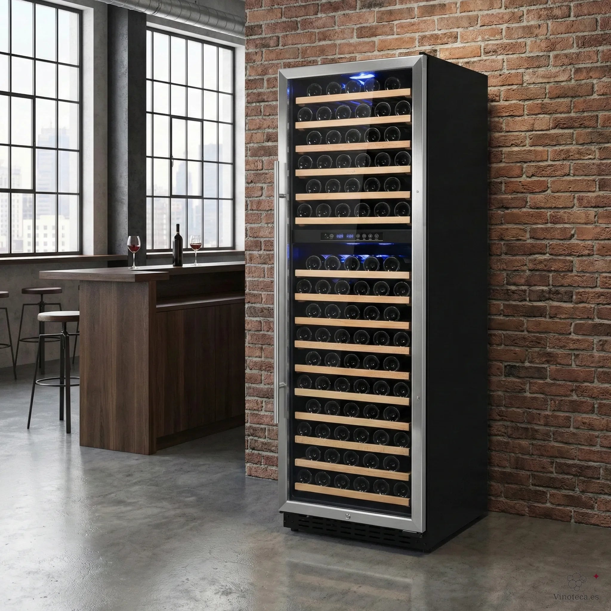 Cave de vinho Vinobox V168 GC 2T Inox em restaurante com garrafas armazenadas horizontalmente.