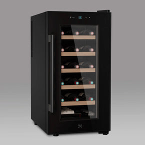 Cave de vinho compacta aberta vista frontal com prateleiras de madeira e garrafas organizadas no interior.