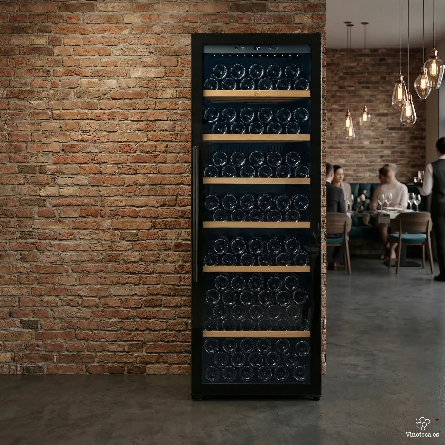 Cave de vinho Vinobox V190 PRO instalada em restaurante ou zona de degustação.