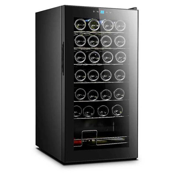 Cave de vinho 28 garrafas Cavanova CV028CNM com porta de vidro e refrigeração por compressor.