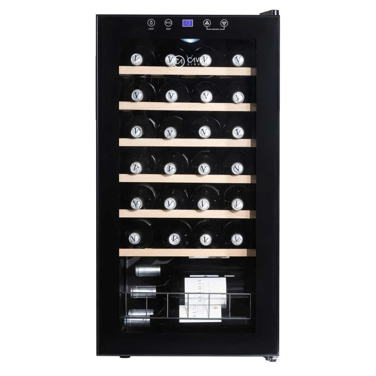 Cave de vinho 28 garrafas Cave Vinum CV-28-CWS preta com prateleiras de madeira e porta de vidro duplo.