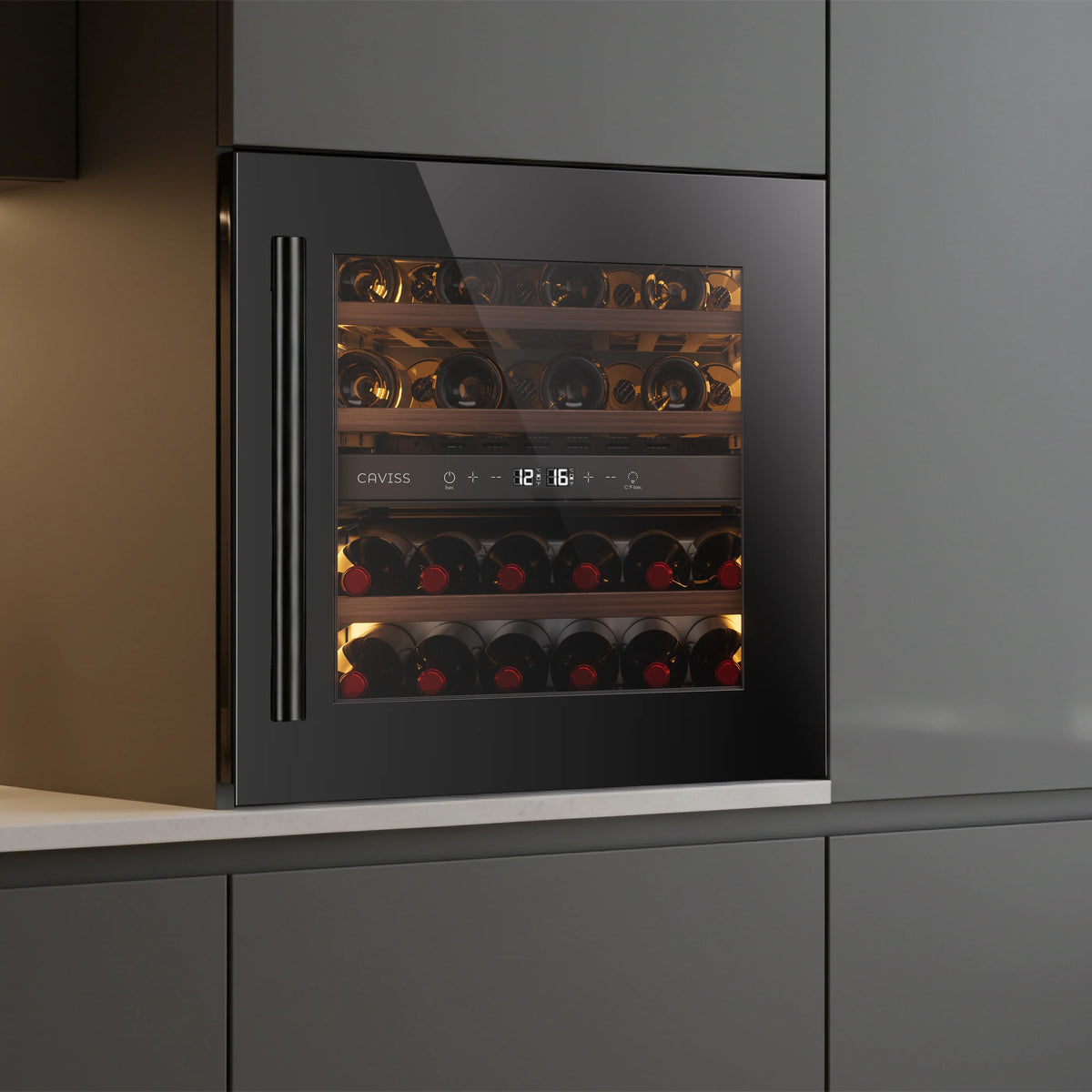 Cave de vinho Caviss CT2E28H60N60 encastrada numa coluna de cozinha, vista de ambiente